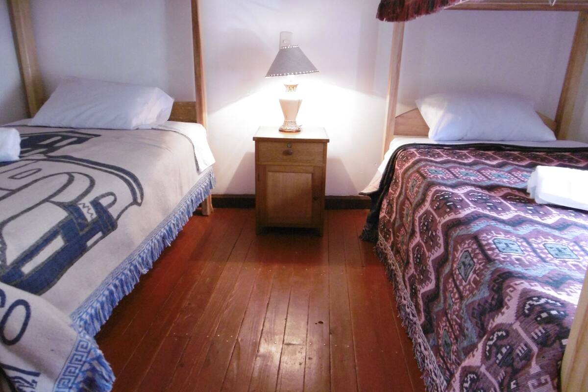 Dormitorio compartido básico, varias camas, baño compartido | Cunas, camas extra y wifi gratis
