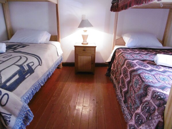 Dormitorio compartido básico, varias camas, baño compartido | Cunas, camas extra y wifi gratis