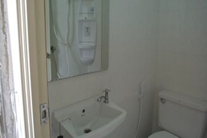 Standard Double Room | Bilik Mandi | Pancuran mandi, kelengkapan dandanan diri percuma, tuala disediakan 