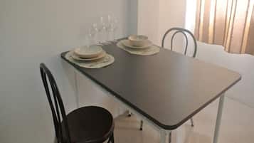 Kamar Double Standar | Makan di kamar