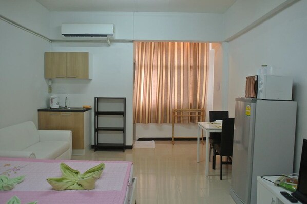 Standard Double Room | Room amenity - Comfy Studio (Bangkok)