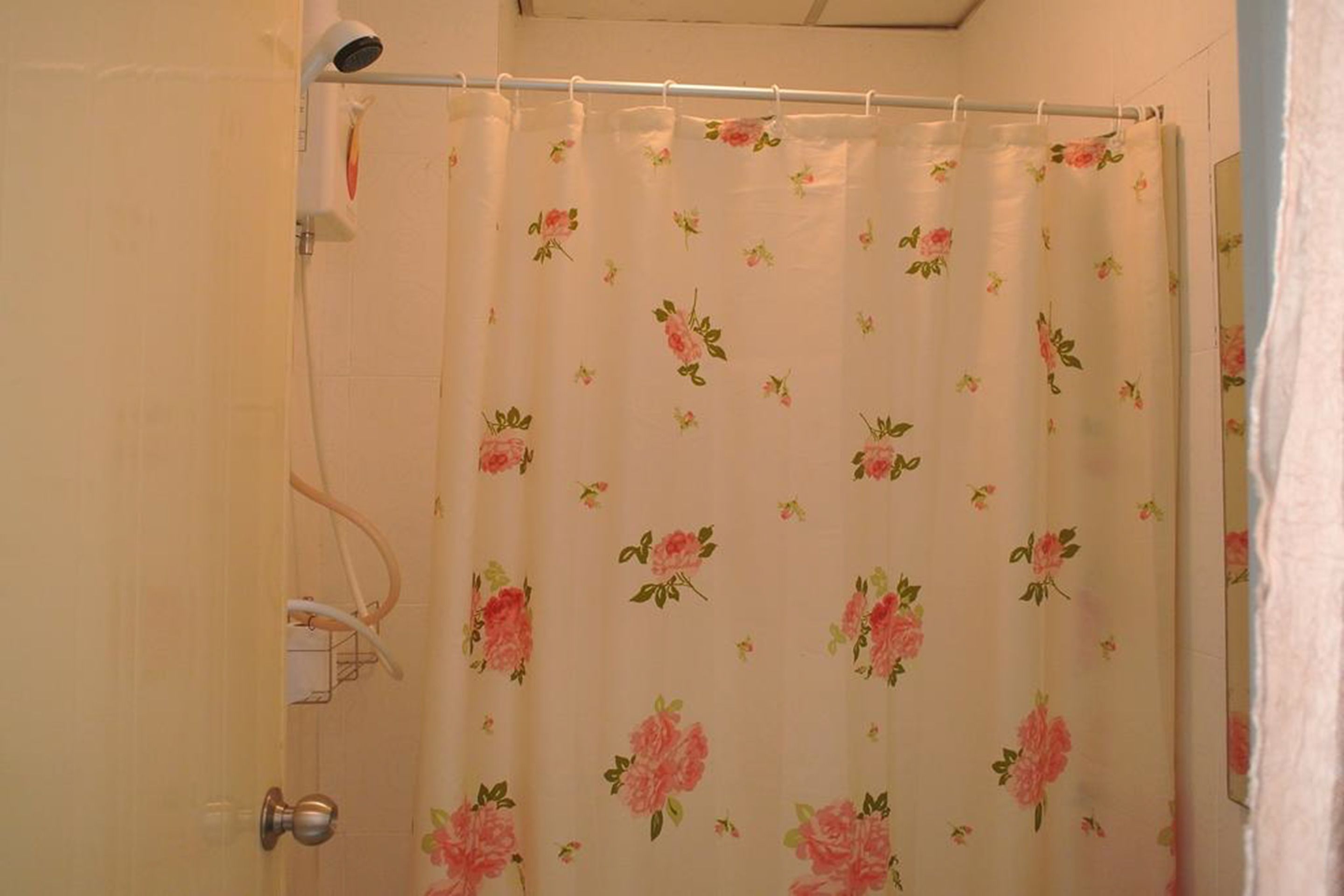 Standard Double Room | Bathroom shower