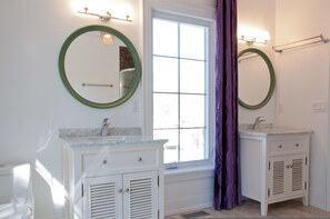 Suite Familiale | Salle de bain | Douche, baignoire relaxante profonde, articles de toilette gratuits