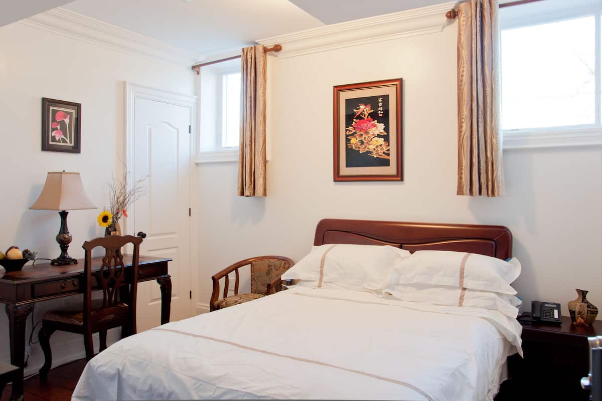 Kamar Double Basic, 1 Tempat Tidur Queen | Meja kerja, setrika/meja setrika, dan Wi-Fi gratis