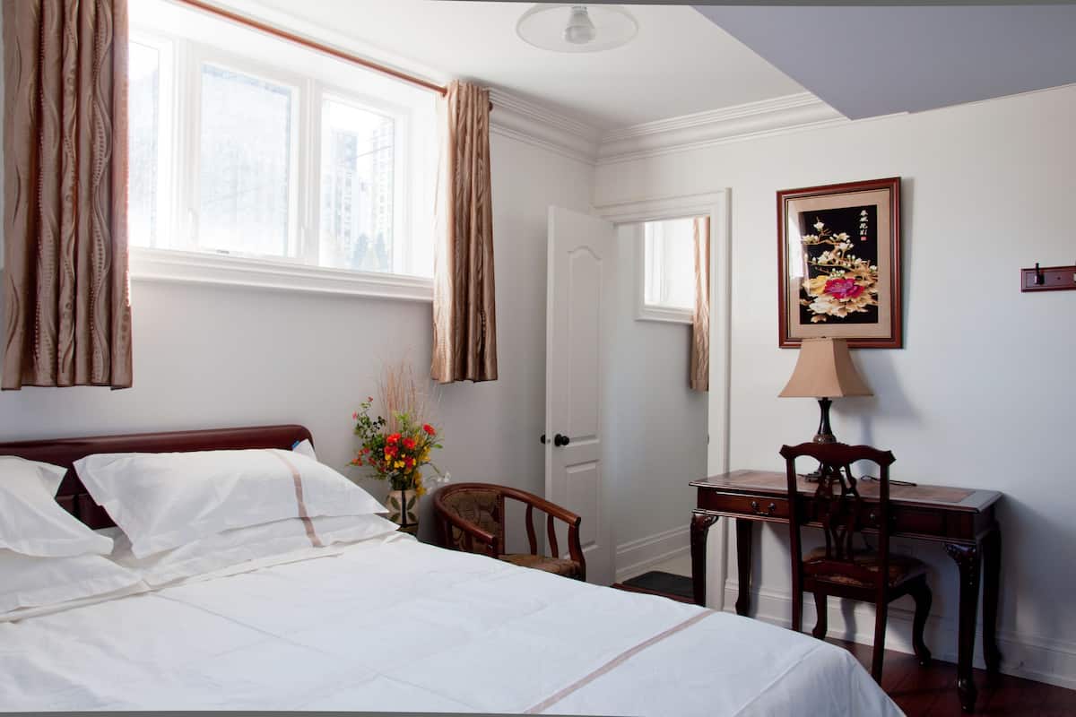 Kamar Double Basic, 1 Tempat Tidur King | Meja kerja, setrika/meja setrika, dan Wi-Fi gratis