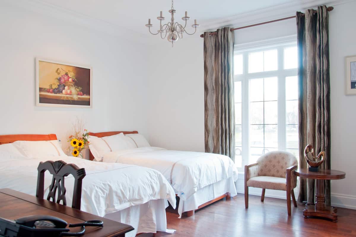 Chambre quadruple supérieure, 2 grands lits | Bureau, fer et planche à repasser, accÚs au Wi-Fi (inclus)