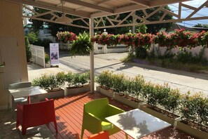 Lobby sitting area - The Garden Living (Bangkok)