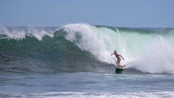 En la playa, surf