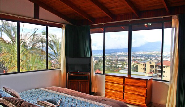 Suite panorámica, 2 habitaciones, cocina, vista a la ciudad | Caja de seguridad en la habitación y tabla de planchar con plancha 