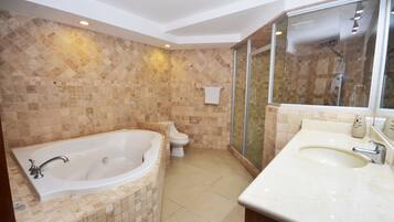 Suite Bulan Madu, dapur, pemandangan kota | Kamar mandi | Pengering rambut, handuk, sabun, dan sampo