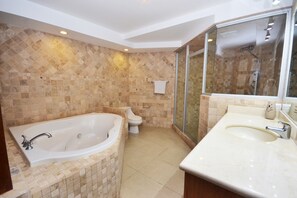 Suíte lua de mel, cozinha, vista para a cidade | Banheiro | Secador de cabelo, toalhas de banho, sabonete, shampoo