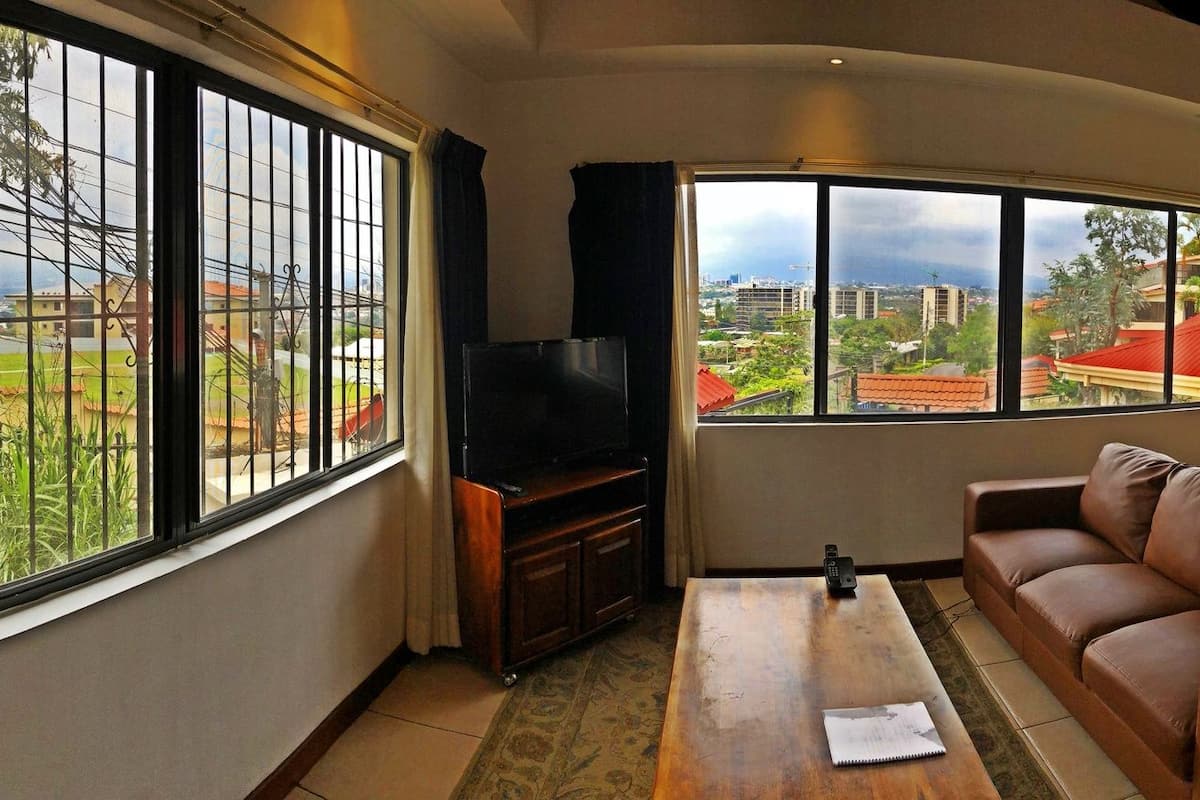 Business Suite, 1 Bedroom, Kitchen, City View | In-room safe, iron/ironing board, WiFi (free), bed sheets