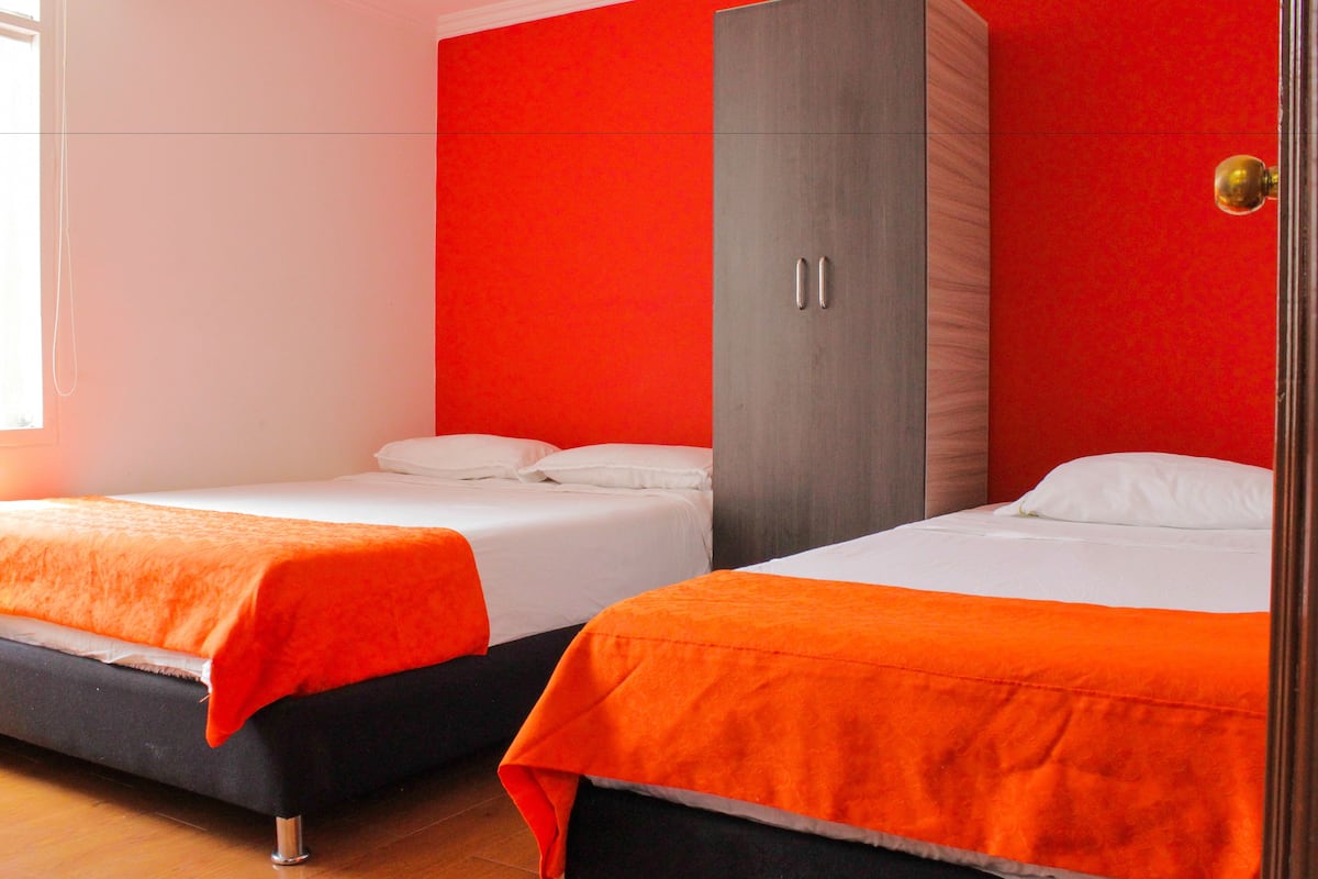 Habitación con 2 camas individuales | Tabla de planchar con plancha y wifi gratis