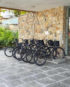 Un muro de piedra con bicicletas estacionadas frente a él.