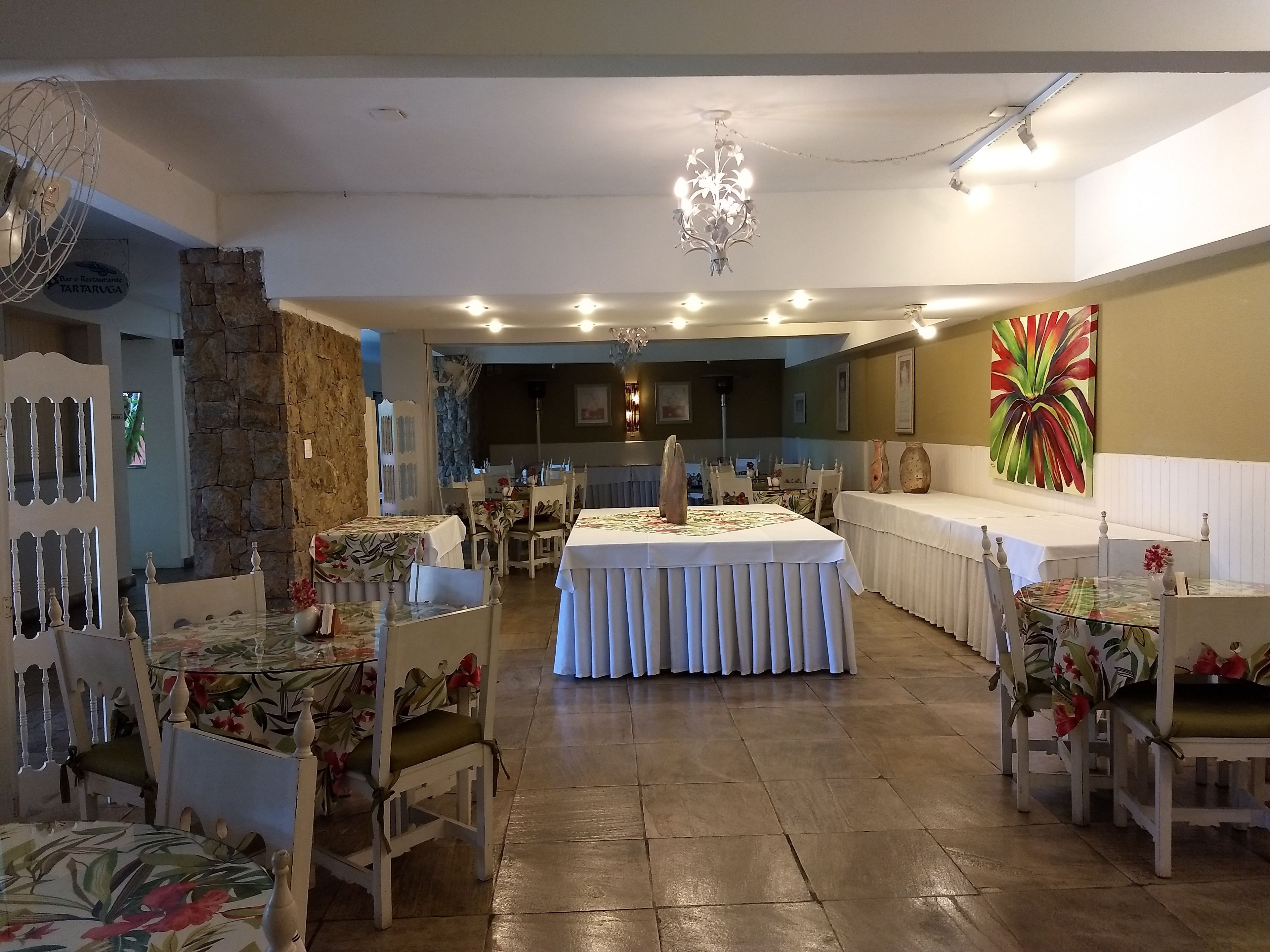 2 restaurants, lunch served