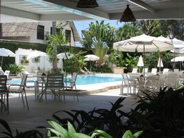 Bar junto a la piscina
