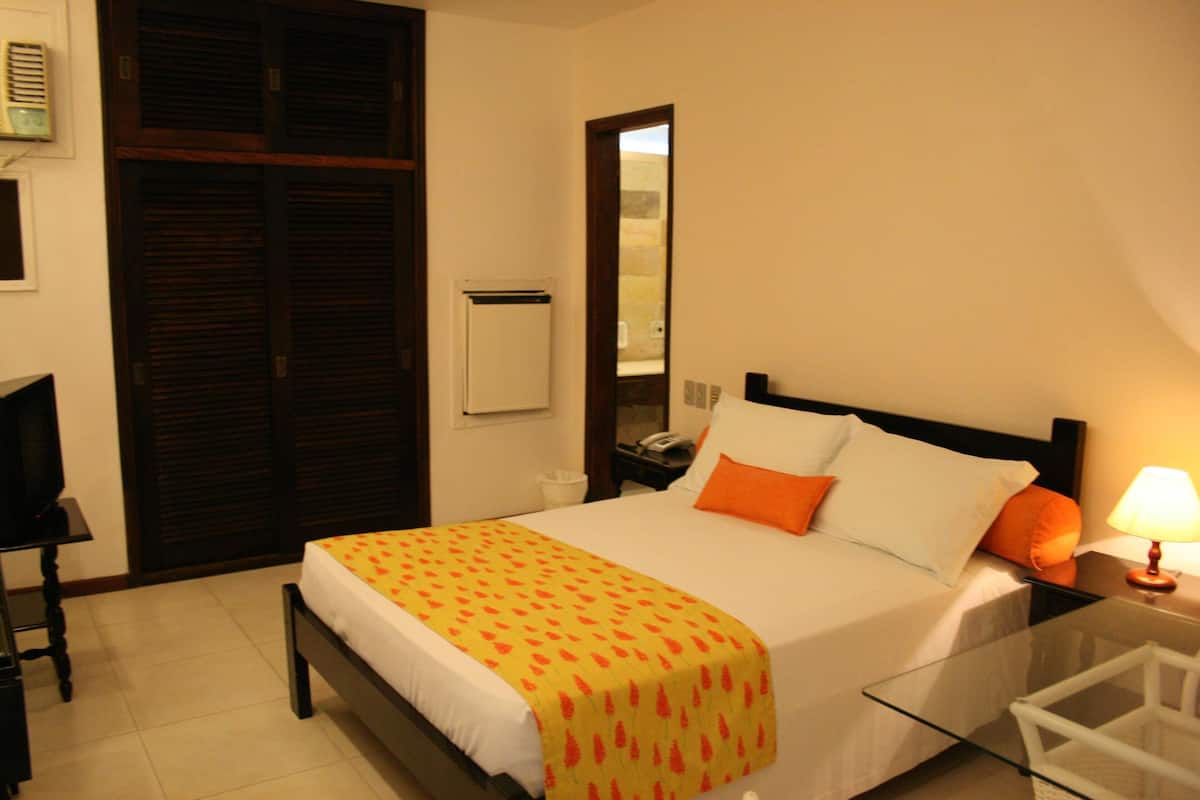 Minibar, desk, free WiFi, bed sheets