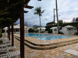 Außenpool, Sonnenschirme, Liegestühle