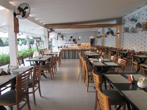2 restaurantes: opção de almoço e jantar