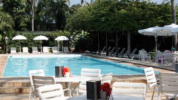 Piscine extérieure, parasols de plage, chaises longues