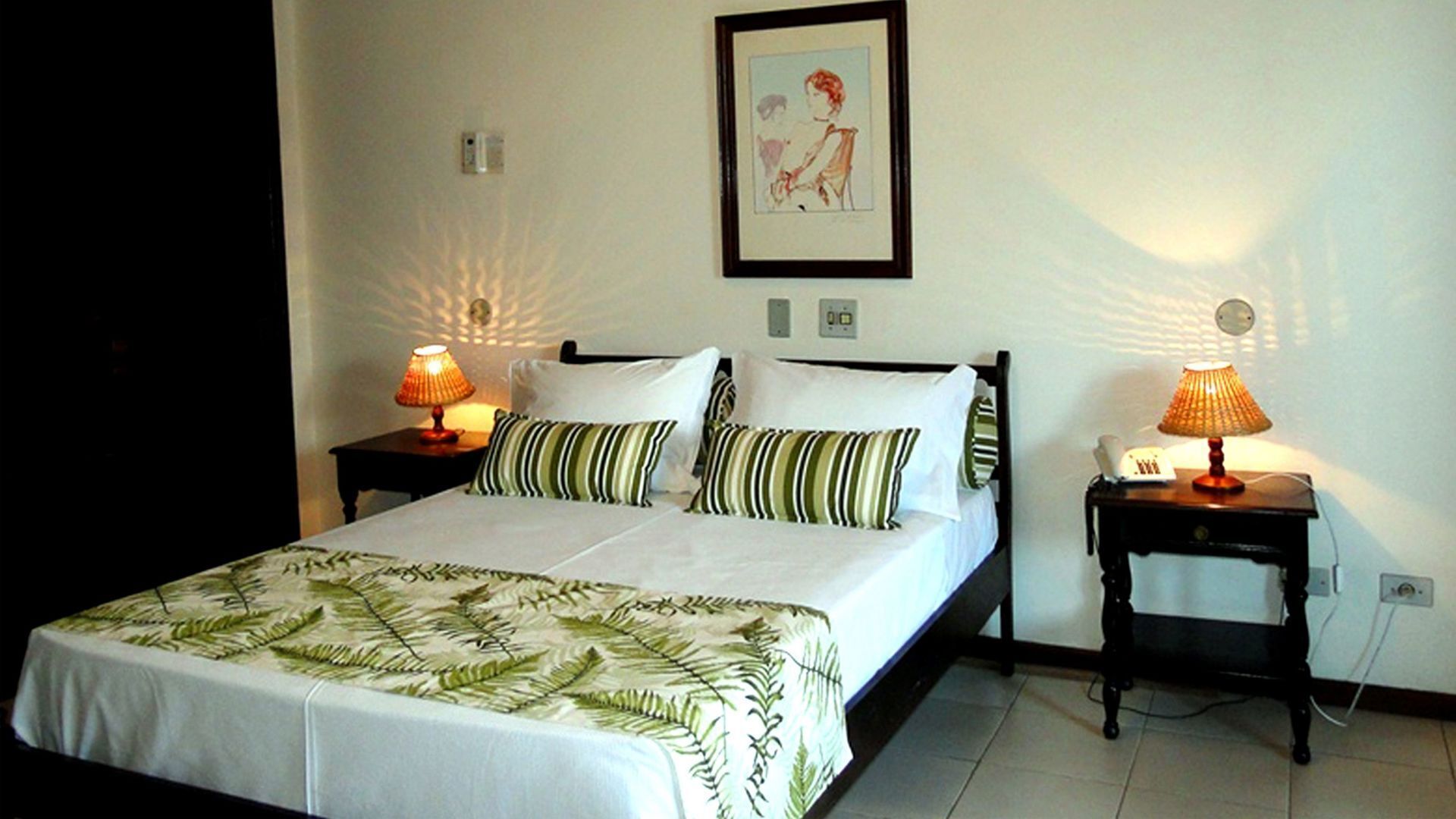 Frigobar, escrivaninha, Wi-Fi de cortesia, roupa de cama