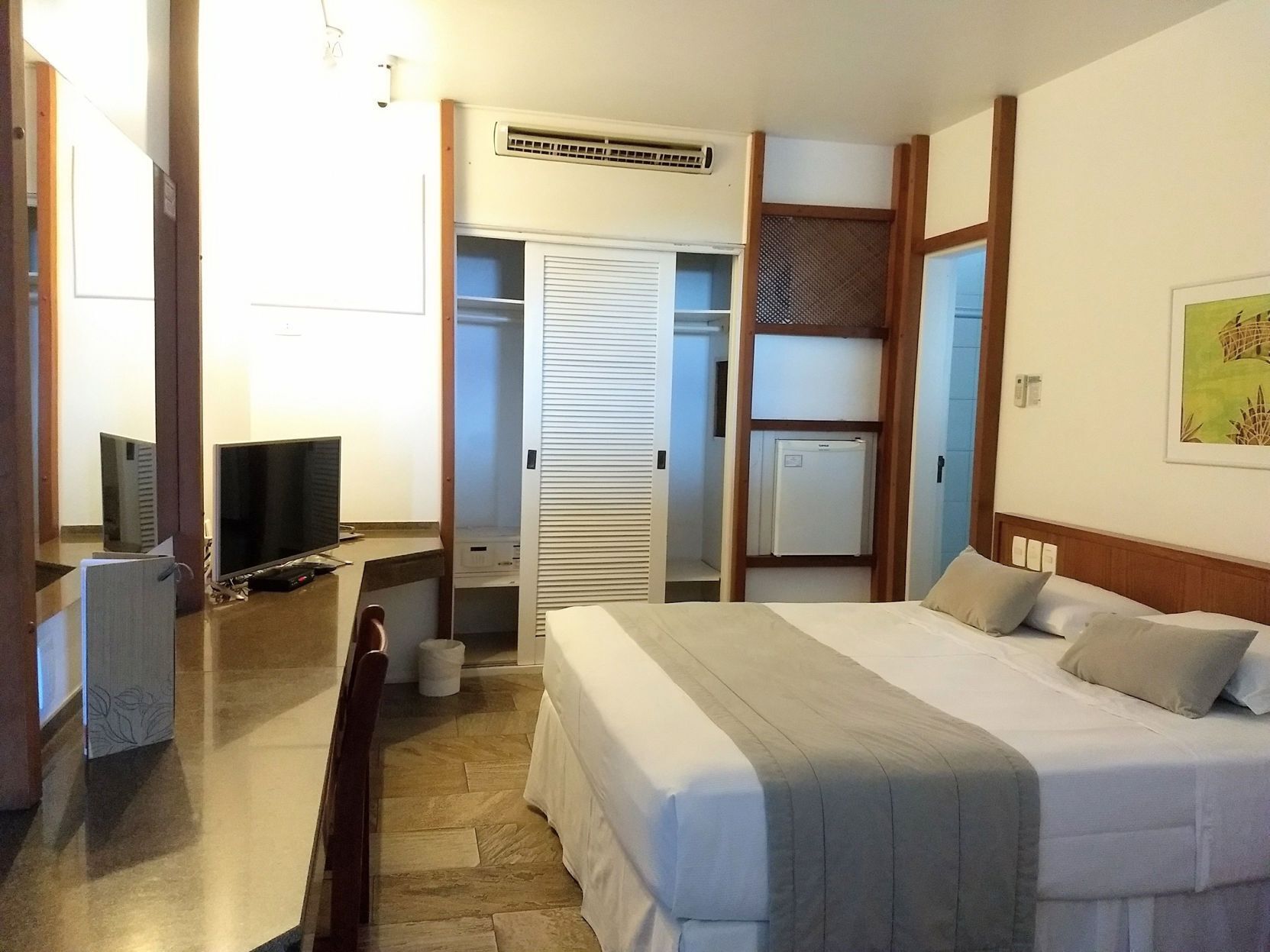 Frigobar, escrivaninha, Wi-Fi de cortesia, roupa de cama