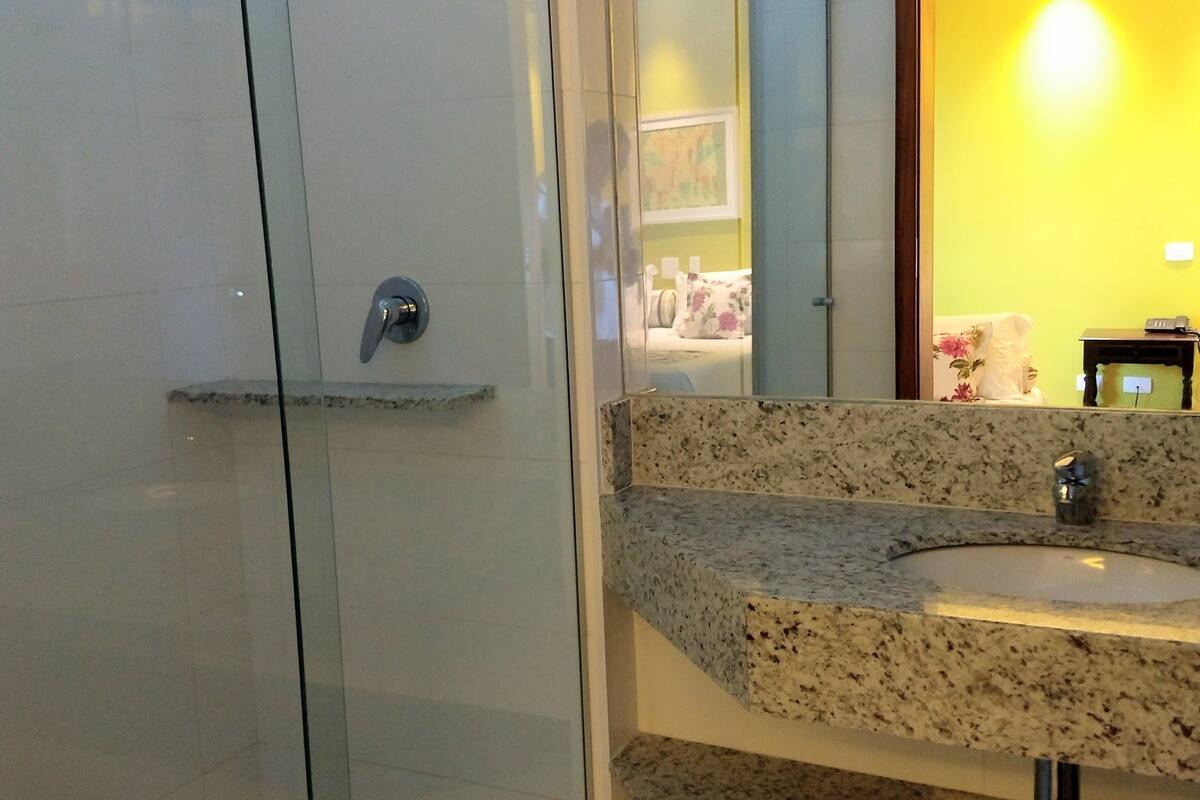 shower, free toiletries, hair dryer, towels