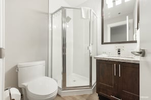 Douche, articles de toilette (gratuits), séchoir à cheveux