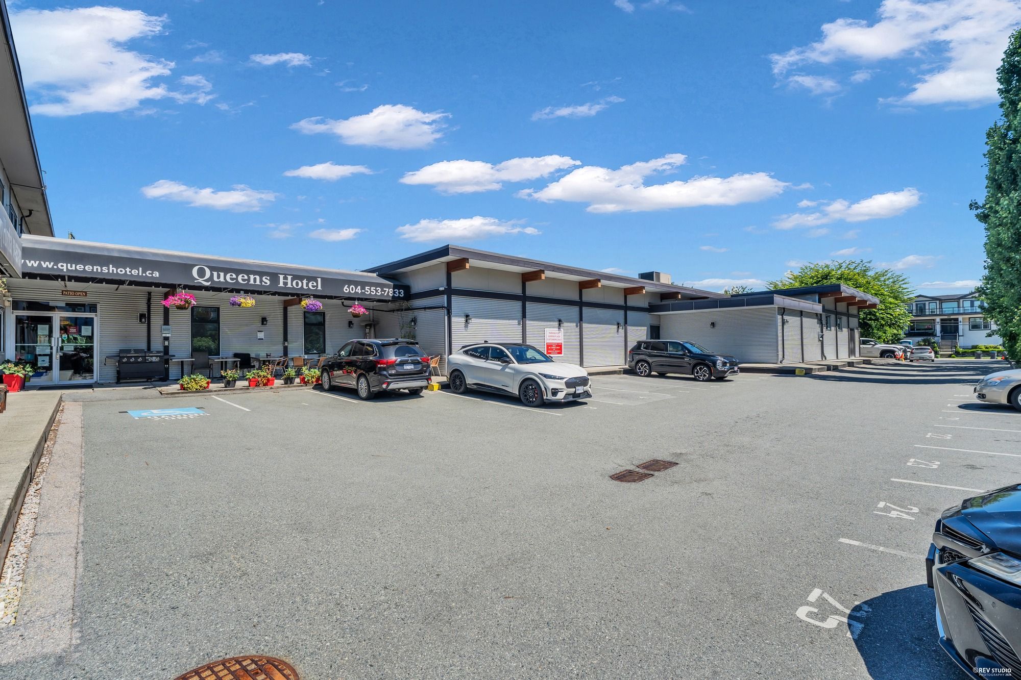 Un hôtel doté d’un patio, d’un parking et d’un bâtiment portant une enseigne.