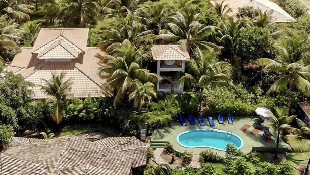 A resort with a pool, palm trees, and a beach view. - Pousada Velas e Vento - Acesso fácil a Barra Grande (Maraú)