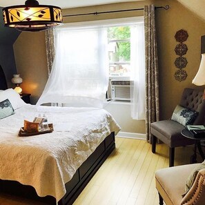 Luxury Room, 1 Queen Bed, Fireplace, Mountain View | Premium bedding, individually decorated, individually furnished - Rio Grande B&B (Glenwood Springs)