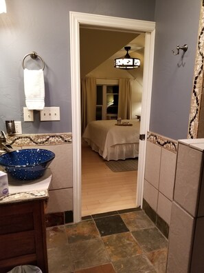 Suite romantique, 1 grand lit, foyer, vue sur le jardin | Lavabo de la salle de bain