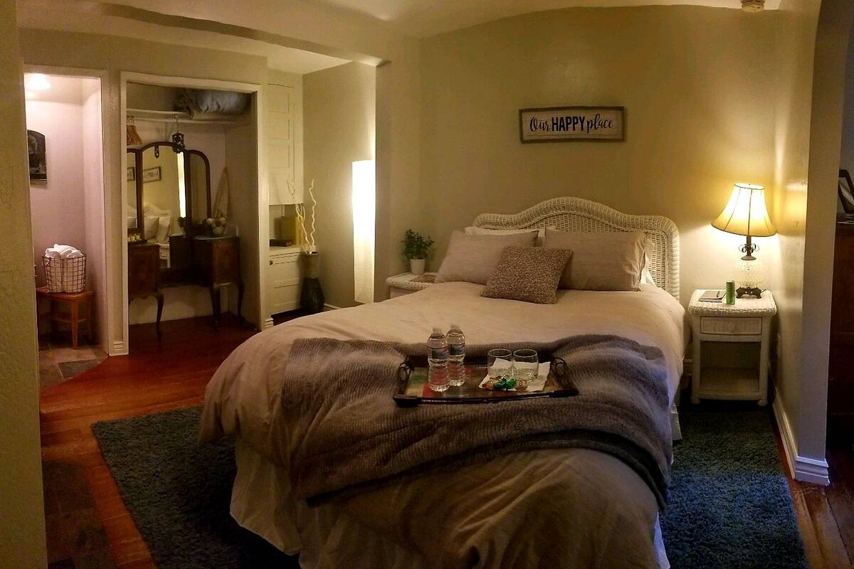Grand-suite - 1 queensize-seng - pejs i værelset - udsigt til have | Premium-sengetøj, strygejern/strygebræt, ekstra senge (tillægsgebyr)