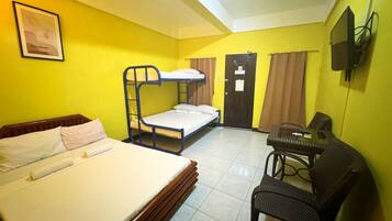 Családi szoba | Íróasztal, összecsukható ágy/pótágy (felár ellenében) és ingyenes wifi