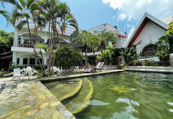 Piscine extérieure, chaises longues