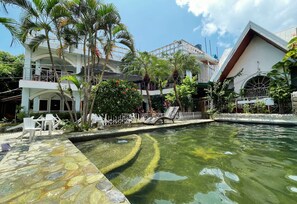 室外泳池;躺椅