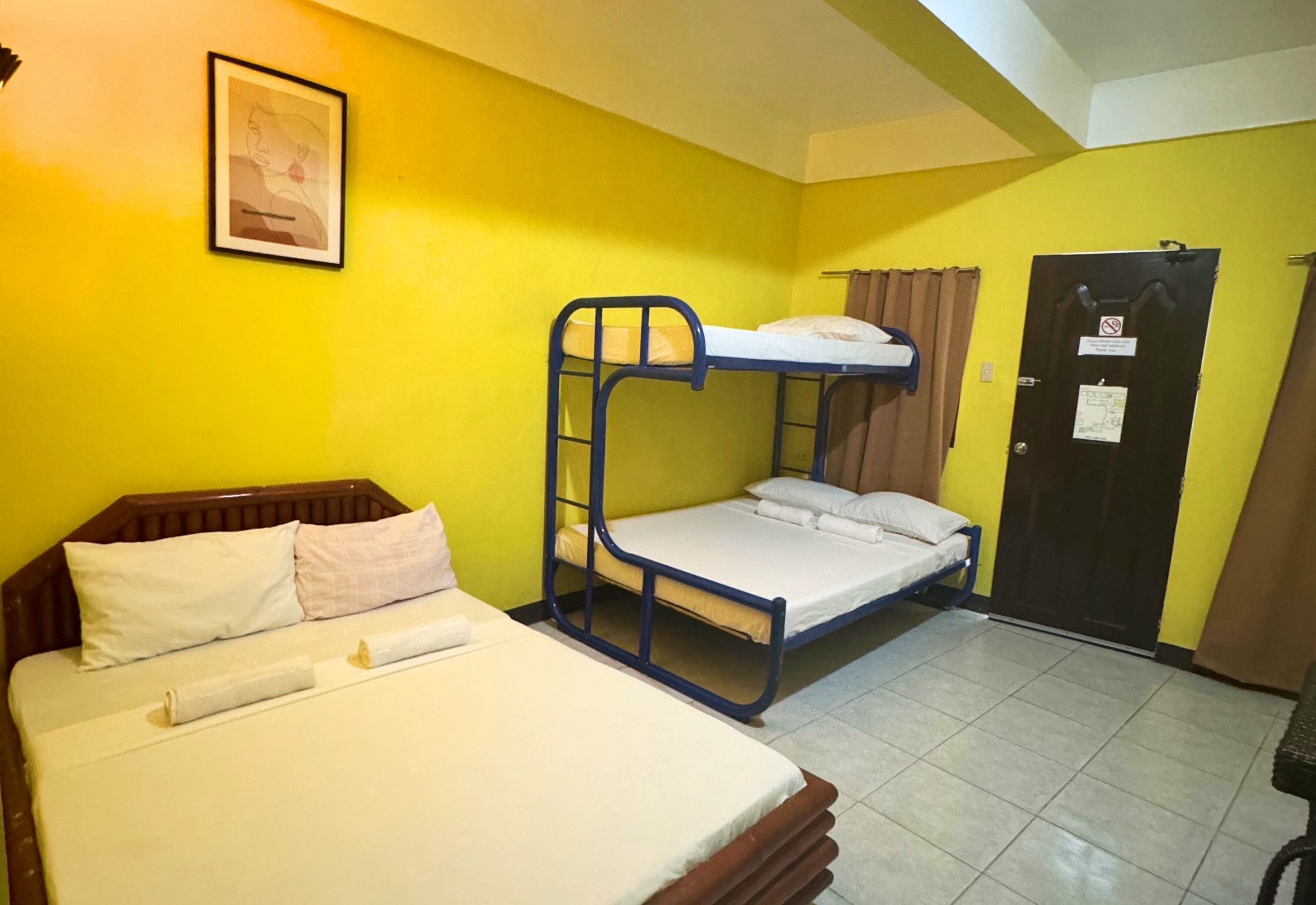 Quarto família | Escrivaninha, camas extras/dobráveis (sobretaxa), Wi-Fi de cortesia