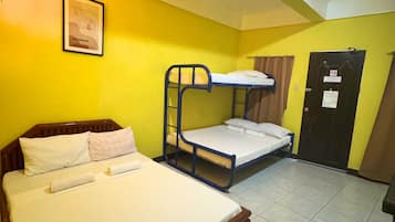 Quarto família | Escrivaninha, camas extras/dobráveis (sobretaxa), Wi-Fi de cortesia
