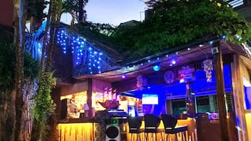 Bar au bord de la piscine