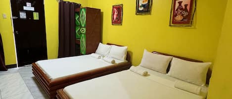 Habitación familiar | Escritorio, camas extra, wifi gratis y ropa de cama