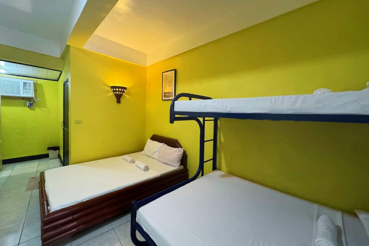 Quarto família | Escrivaninha, camas extras/dobráveis (sobretaxa), Wi-Fi de cortesia