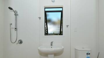 Chalet | Bathroom | Shower, free toiletries, hair dryer, towels