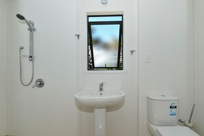 木屋 | 浴室 | 淋浴設備、免費盥洗用品、吹風機、毛巾