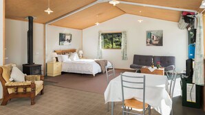 Chalet | Down comforters, desk, iron/ironing board, rollaway beds (free) - La Grange (Whangaroa)