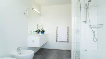 Kostenlose Toilettenartikel, Haartrockner, Bademäntel, Handtücher