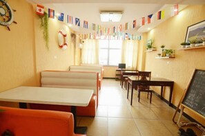 Phục vụ bữa sáng, bữa trưa, bữa tối, món Hoa 