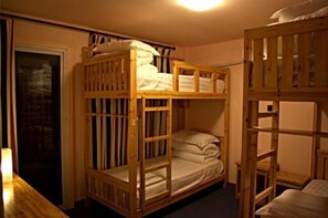 Dormitorio compartido, 1 cama individual | Vista desde la habitación