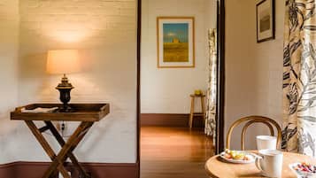 Suíte premium, 1 cama Queen, lareira, vista para o vale | Área de estar | Lareira, dock para iPod