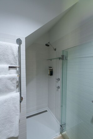 Shower, free toiletries, bathrobes, towels - The Barracks Tocal (Tocal)