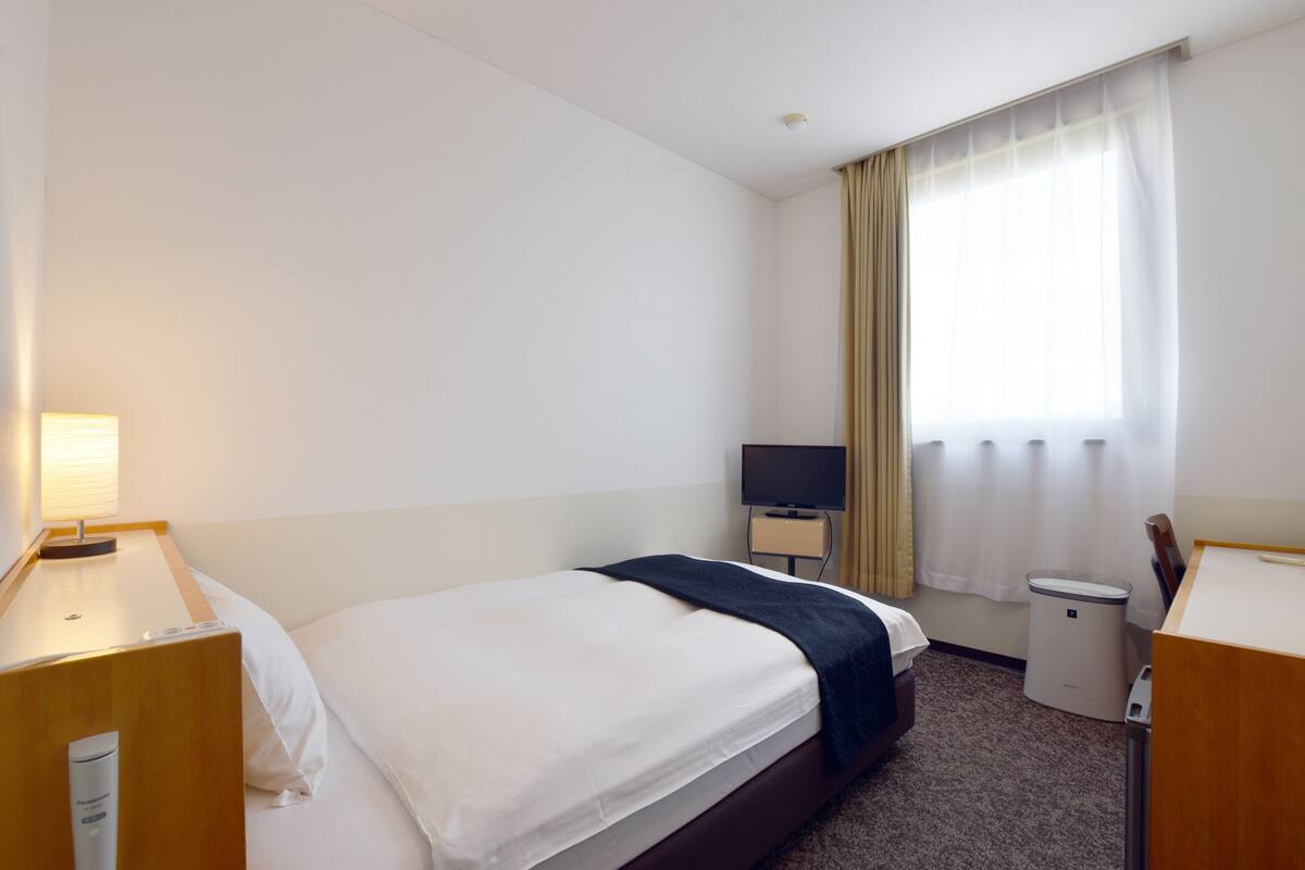 Desk, WiFi (free), bed sheets